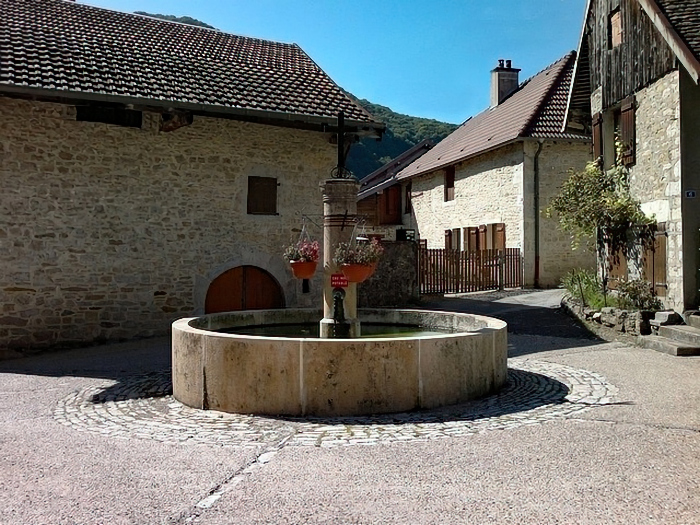 [La fontaine actuelle du bas du village]